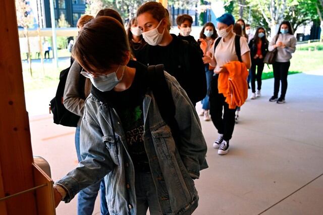 Los alumnos con mascarillas usan desinfectante para manos en una escuela de Rennes (Francia). (AFP / Damien Meyer),