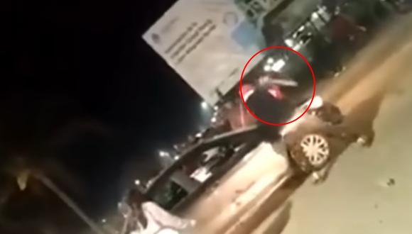 Sacó un bate del interior de su vehículo y atacó al otro conductor. (Foto: Captura de video)