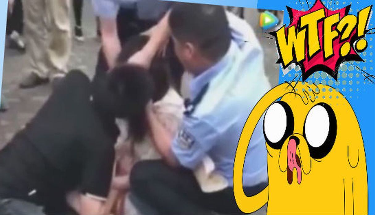 El siguiente video fue grabado en una calle de China. La policía tuvo que llegar a la zona para prestar ayuda al joven.