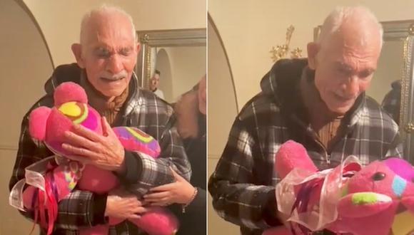 Anciano recibe peluche y se emociona porque es un regalo especial. (Imagen: @perlageorginaalme)