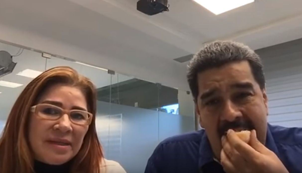 Nicolás Maduro indigna a miles al comer en transmisión en vivo de Facebook.