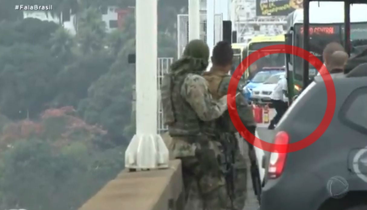 El momento exacto en que es abatido el secuestrador de Río de Janeiro. (Foto: Captura)