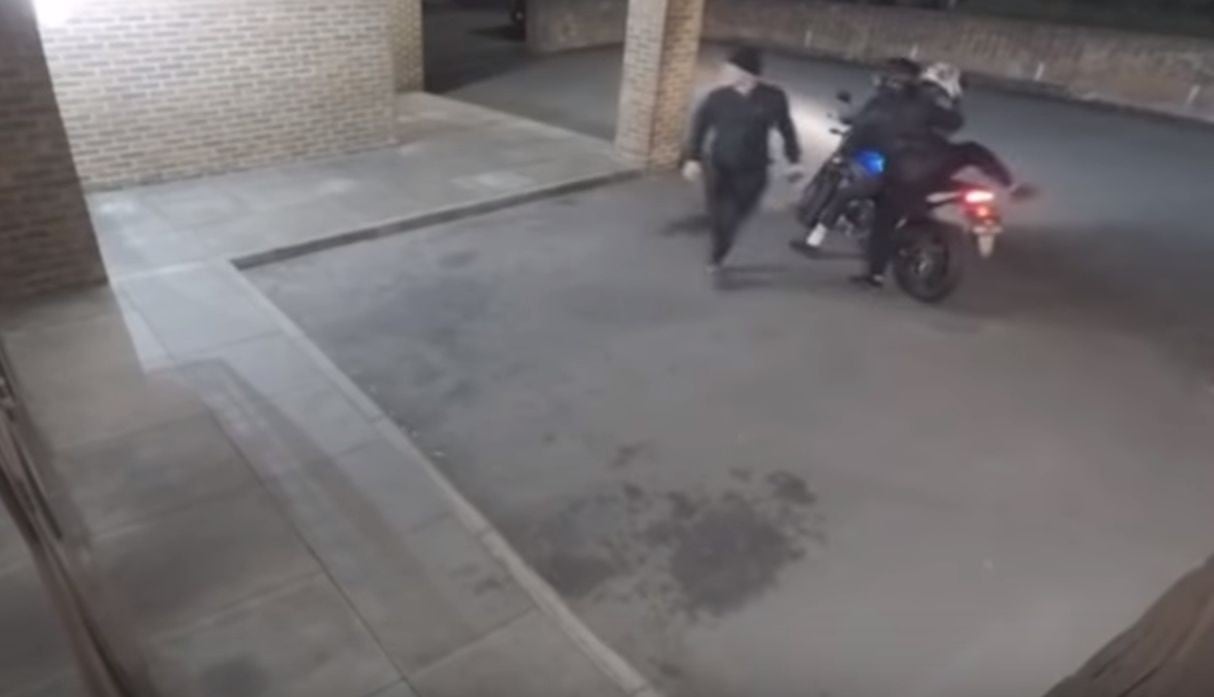 Los delincuentes llegaron a bordo de una motocicleta para cometer el delito. (YouTube: ViralHog)