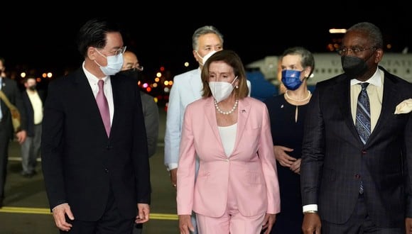 La presidenta de la Cámara de Representantes de Estados Unidos, Nancy Pelosi, es recibida por el ministro de Relaciones Exteriores de Taiwán, Joseph Wu (L), cuando llega al aeropuerto de Songshan en Taipei, el 2 de agosto de 2022. (EFE).