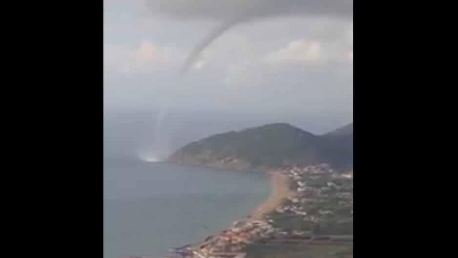 Una tromba de agua se apareció en las costas de Italia, aunque no causó daños, el video en Facebook se convirtió en viral. (Captura: Facebook)