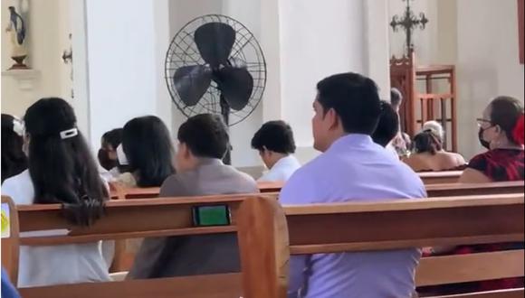 Un hombre se volvió viral en redes sociales tras ser captado viendo un partido del Mundial en una iglesia mientras el sacerdote ofrecía una misa. (Twitter: @OlyMush4)