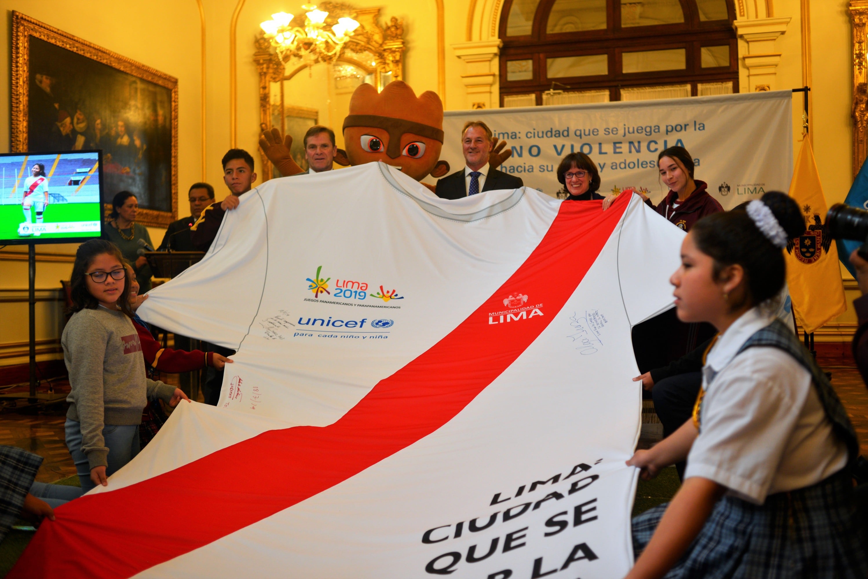 Camiseta peruana gigante contra la violencia y teatro 'Niños libertadores' hoy por Lima 2019 y Fiestas Patrias,