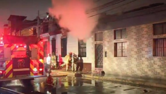 En un incendio dentro de una casa en el Rímac, murió una anciana y su nieto logró escapar de las llamas, pero resultó con graves quemaduras. (Captura: América Noticias)