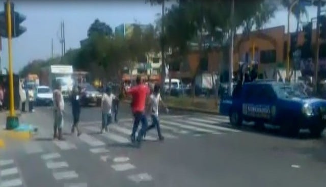 Daniel Urresti es atacado a pedradas en Los Olivos. Foto: Captura de pantalla de América Noticias