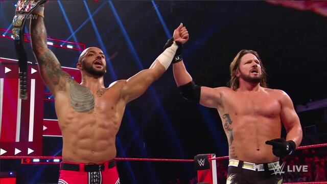 El fenomenal AJ Styles venció a Ricochet en una gran lucha. (Captura Fox Sports 2)