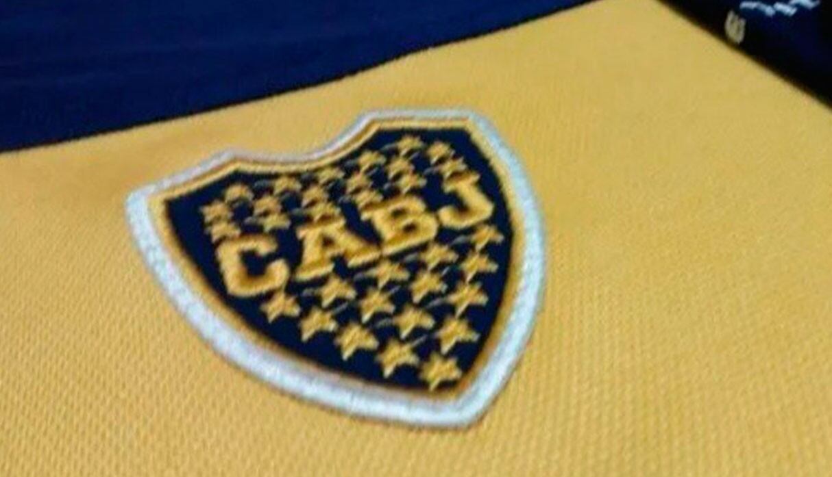 El escudo de 1996 que modificó Mauricio Macri. Sin banda amarilla en el centro y solo 32 estrellas. (Foto: Olé)