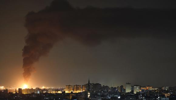 Una enorme columna de humo vista desde la ciudad de Gaza se eleva desde una instalación petrolera en la ciudad de Ashkelon, en el sur de Israel, el 11 de mayo de 2021, después de que el movimiento palestino Hamas disparara cohetes desde la Franja de Gaza hacia Israel. (Foto: MOHAMMED ABED / AFP)