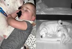 Bebé enternece a todos bajando de su cuna para dormir con su perrito