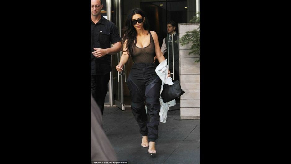 Kim Kardashian y su top semitransparente causaron revuelo en Nueva York.