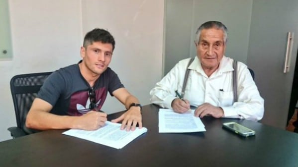 Diego Manicero, pasó ayer satisfactoriamente las pruebas médicas, y firmó su contrato por un año con Universitario de Deportes.
