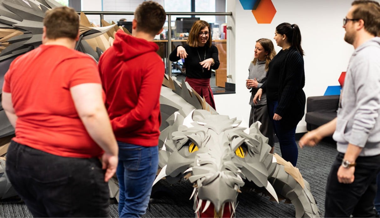 Un dragón de Game of Thrones decoró las oficinas de una compañía en el Reino Unido. (Fotos: blog.viking-direct.co.uk)