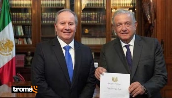 El ahora exembajador de México, Manuel Talavera, aparece en esta fotografía tras una reunión con López Obrador.