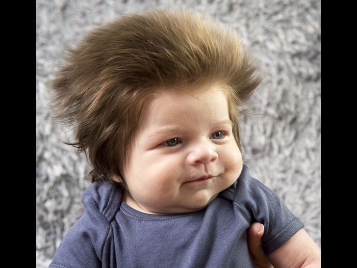 Bebé de dos meses de nacido tiene una cabellera tan alucinante que inspira una batalla de memes