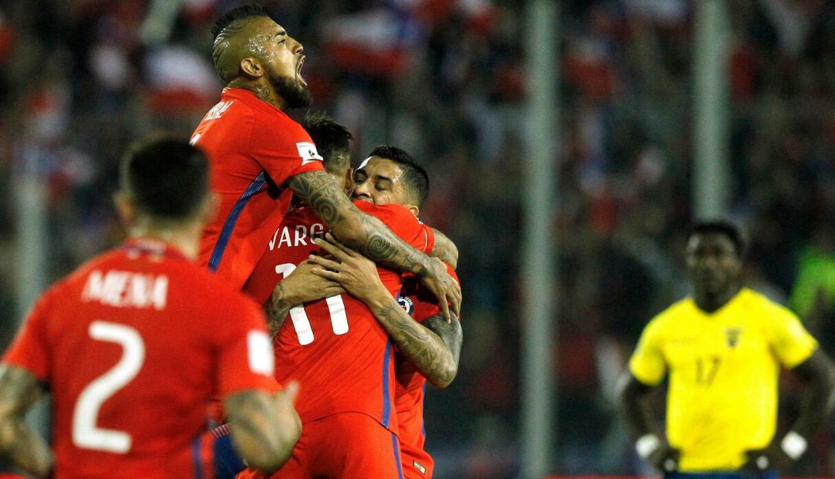 Chile vs. Ecuador: Los jugadores chilenos celebran eufóricos el gol de Eduardo Vargas. 'La Roja' se juega la vida ante el 'Tricolor'.