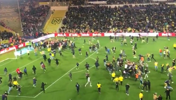 Invasión de campo tras histórica clasificación de Nantes a la final de Copa de Francia. (Foto: AP)