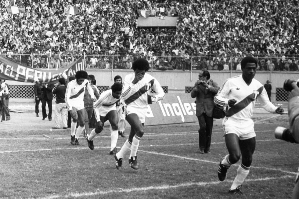 La selección peruana ingresando al campo del estadio nacional para enfrentar a la selección de Colombia el 16 de agosto de 1981. En la imagen Roberto Rojas, Gerónimo Barbadillo, Guillermo La Rosa y José Velásquez. (Foto: GEC Archivo Histórico)