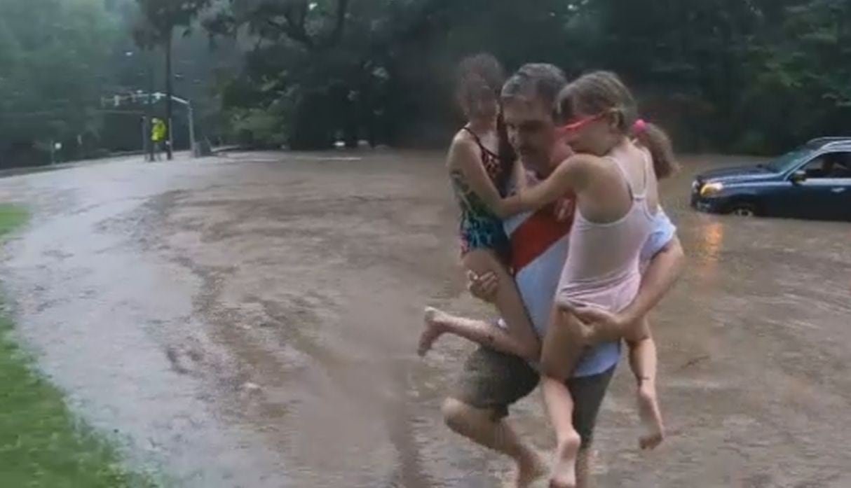 EE.UU.: Padre rescata a sus hijas de fuerte inundación en Maryland. (Foto: Captura de video)