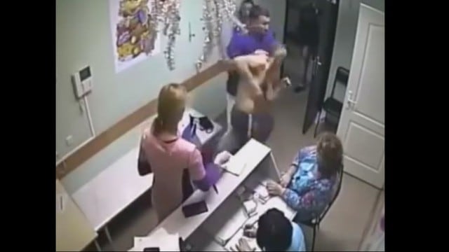 Un médico ruso tomó la justicia con sus manos y mató a un paciente que se sobrepasó con una enfermera. (Captura: YouTube)