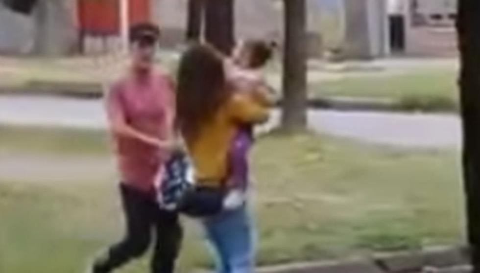Mujer es atacada por su expareja en plena vía pública mientras iba con su hijita en brazos