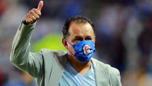 Juan Reynoso respondió a las críticas hacia el estilo de juego de Cruz Azul. (Foto: AFP)