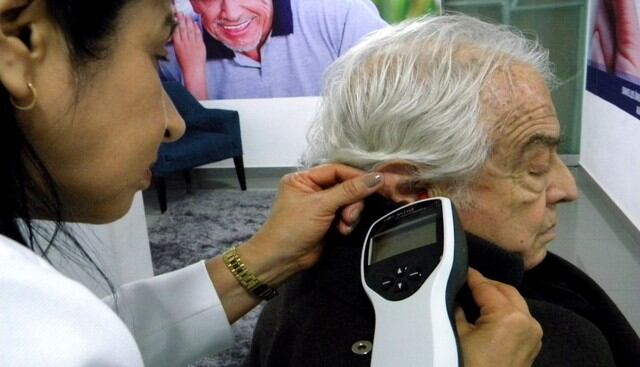 Si pasa los 50 años, pase por un especialista para examinar sus oídos.