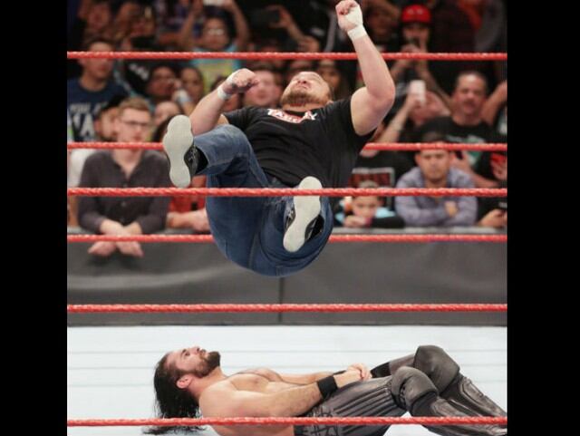 Samoa Joe no tuvo piedad de Seth Rollins. (WW)
