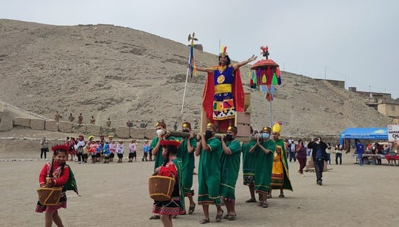 Los danzarines estuvieron dirigidos por el promotor cultural Whilman Trujillo Sánchez que hizo de Inca en la escenificación en la explanada del Palacio Inca de Oquendo