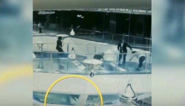La protagonista del video llegaba tarde a una reunión cuando decidió utilizar una pasarela del tanque como atajo. (Foto: YouTube/Captura)