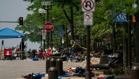 Se ven sillas y pertenencias abandonadas en la escena de un tiroteo masivo en un desfile del 4 de julio en el centro de Highland Park, Illinois, el 5 de julio de 2022. (Foto de MAX HERMAN / AFP)