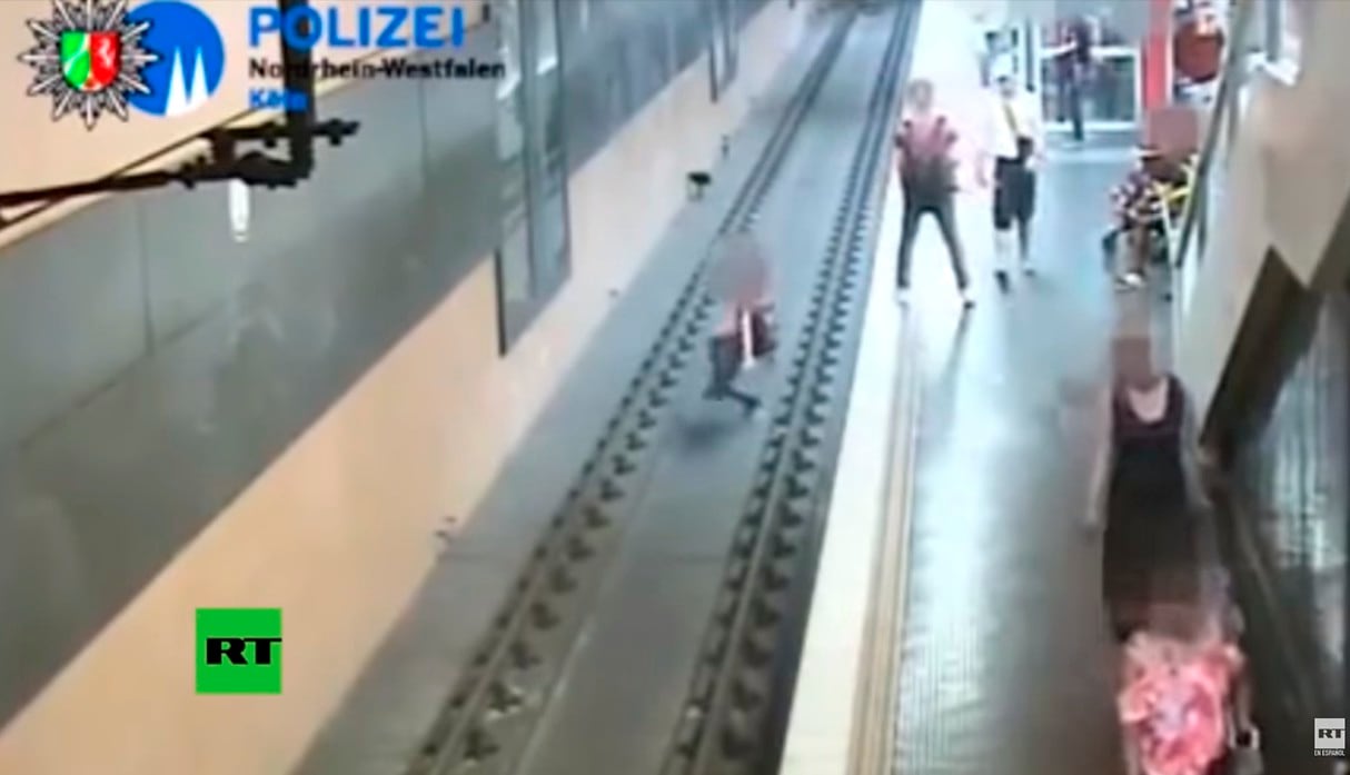 Un hombre arrojó a un desconocido a las vías del metro tras discutir con su pareja. (YouTube | RT en Español)