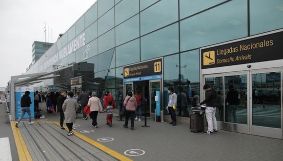 Pasajeros denunciaron que no han podido abordar sus vuelos debido al retraso en la entrega de sus pasaportes por parte de Migraciones. Foto: GEC