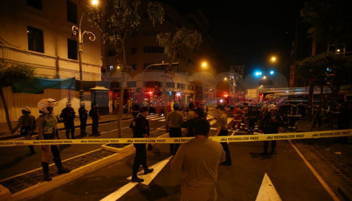 Cercado de Lima: incendio consume edificio ubicado en jirón Caylloma y avenida Nicolás de Piérola (Foto: Gian Ávila)