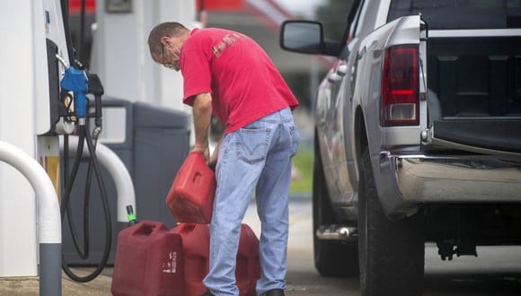 Los residentes de la parroquia de St. Bernard llenan sus autos y latas de gasolina mientras la costa de Louisiana se prepara para la llegada del huracán Ida el viernes 27 de agosto de 2021 en Nueva Orleans. (Chris Granger/The Times-Picayune/The New Orleans Advocate/AP).