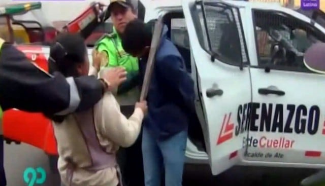Mujer ataca a palazos a extranjero acusado de robar a su hijo en Ate | VIDEO