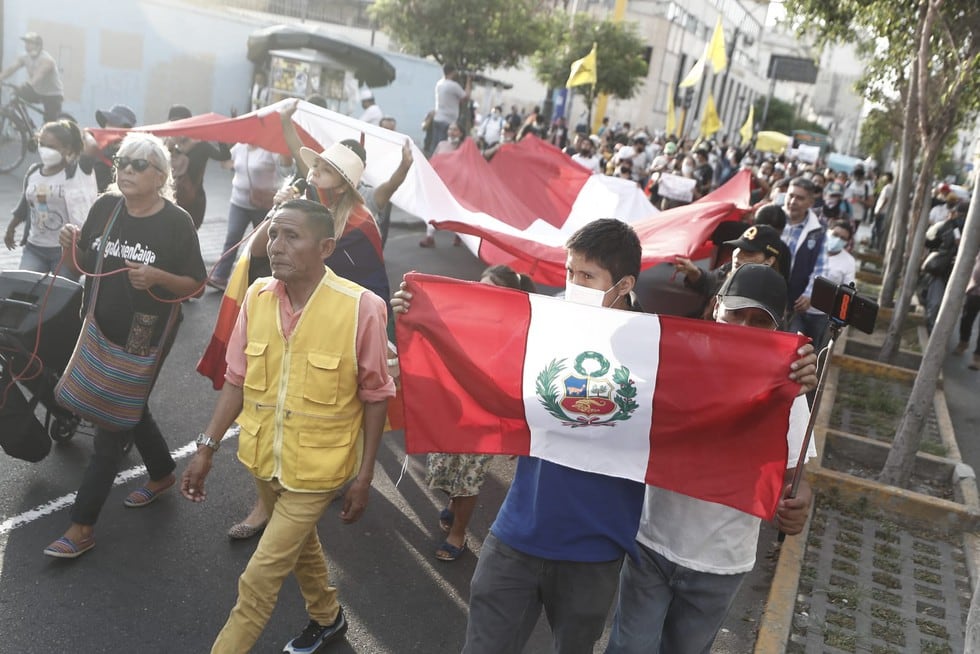 Más de medio centenar de peruanos marcharon el jueves por las calles de Lima protestando contra la cuarentena ordenada por el gobierno para detener los contagios por el nuevo coronavirus. (Cesar Campos / @photo.gec)