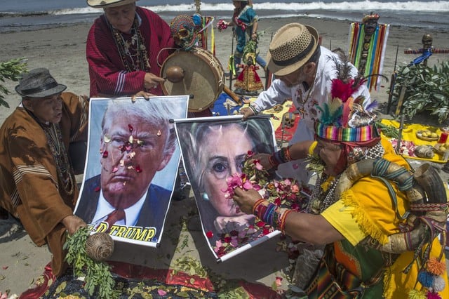 Un grupo de brujos y chamanes peruanos se reunió hoy para hacer un ritual de predicción sobre el ganador de las elecciones presidenciales del martes en Estados Unido. (Fotos: Agencias)