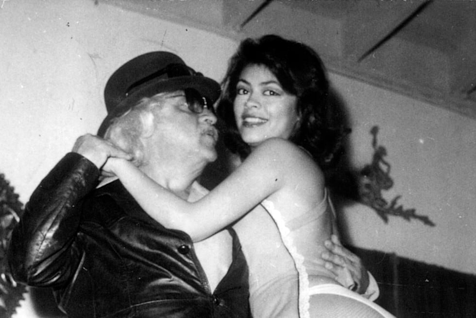 Gisela Valcárcel con Hugo Muñoz de Baratta ‘Mon Cheri’, durante una presentación en Café Teatro. (Foto GEC Archivo Histórico)