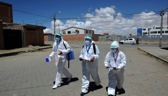 Personal de salud del Ministerio de Salud de Bolivia recorre el barrio de Santa Rosa para vacunar a las personas contra el COVID-19 casa por casa en El Alto, Bolivia. (Foto: Jorge Bernal / AFP)