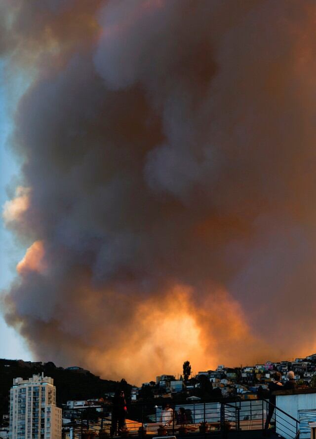 Incendio en Valparaíso, Chile. Decenas de viviendas fueron arrasadas el lunes por un voraz incendio forestal que avanza empujado por fuertes vientos en la parte alta del cercano puerto de Valparaíso, ciudad declarada Patrimonio de la Humanidad.