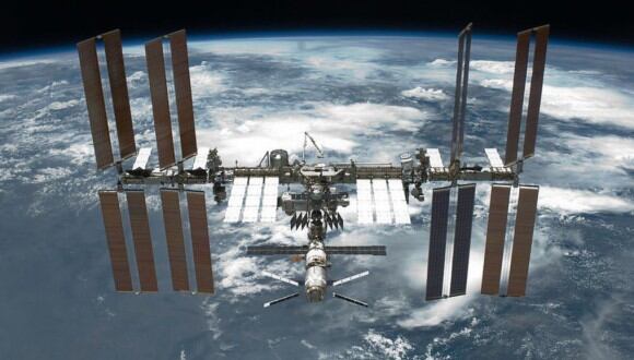 La estación se mueve a una velocidad de 28,000 kilómetros por hora y orbita a la Tierra a 400 kilómetros de su superficie. (Foto: Difusión)