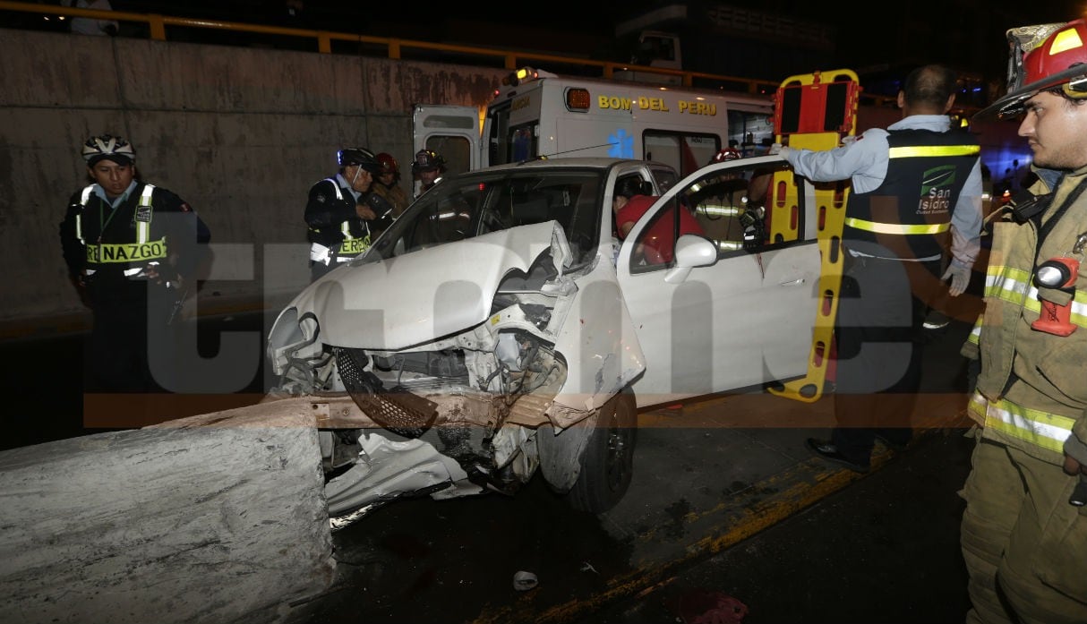 Vehículo se estrelló durante la madrugada del jueves contra el muro de la rampa hacia la avenida Guardia Civil (Fotos: Trome/José Caja)