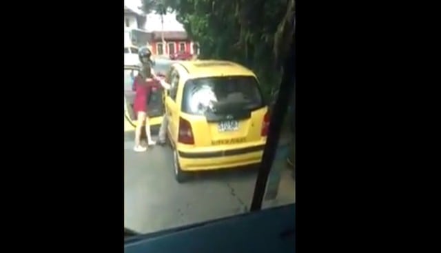 Una mujer denunció que un taxista la agredió cuando se quedó dormida en su unidad vehicular. (Capturas: YouTube)