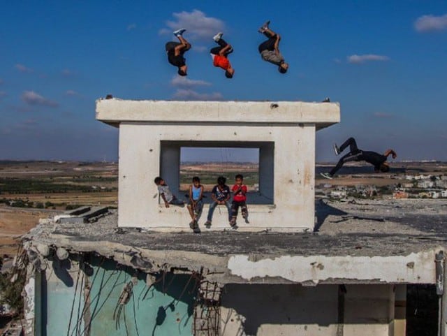 El fotógrafo Emad Nassar subió a su cuenta de Instagram los juegos que realizan los niños en Palestina. Una gran sonrisa pese a la adversidad.