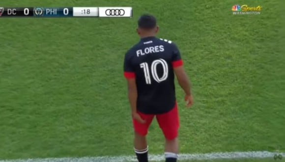 Edison Flores se sintió en la segunda pelota que tocó. (Captura: NBC)