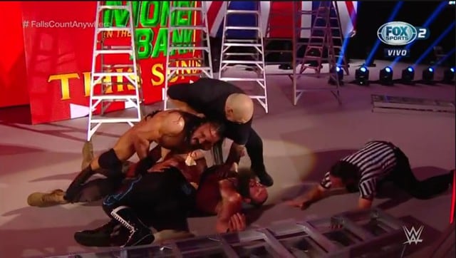 Baron Corbin y Drew McIntyre se sacaron de encima a Braun Strowman. (Captura Fox Sports 2)
